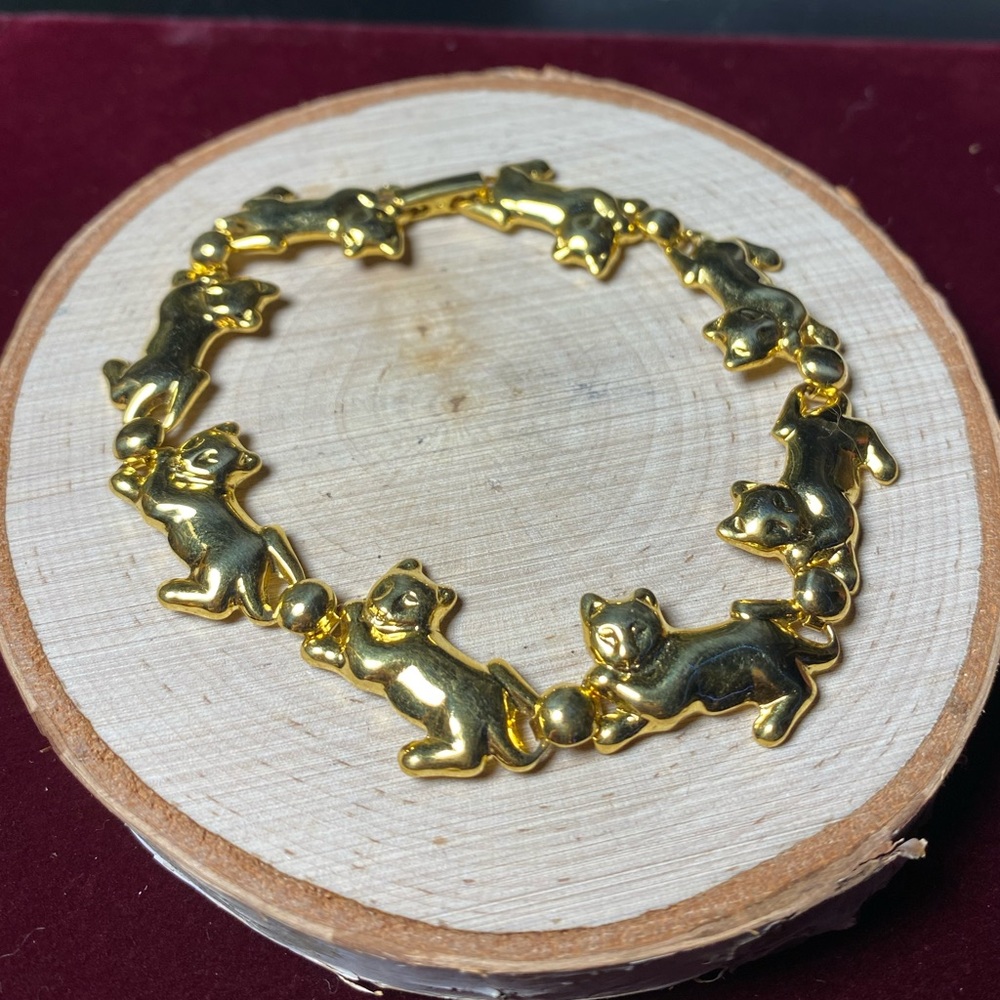 VTG| Gold-tone Cat w/Yarn Bracelet 🐱✨ - Picture 2 of 6